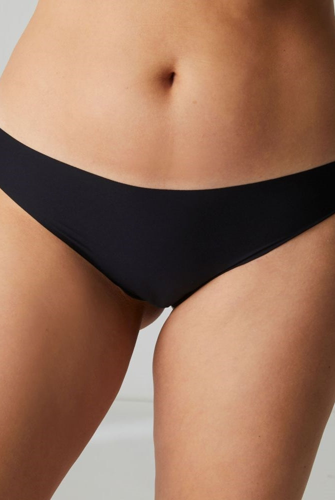 The black Uniq Thong provides a smooth and seamless finish perfect for everyday wear.