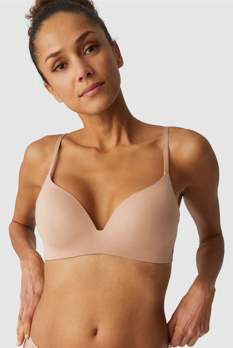 Black non-underwire padded bra. Smooth shape without seams, invisible under clothing.