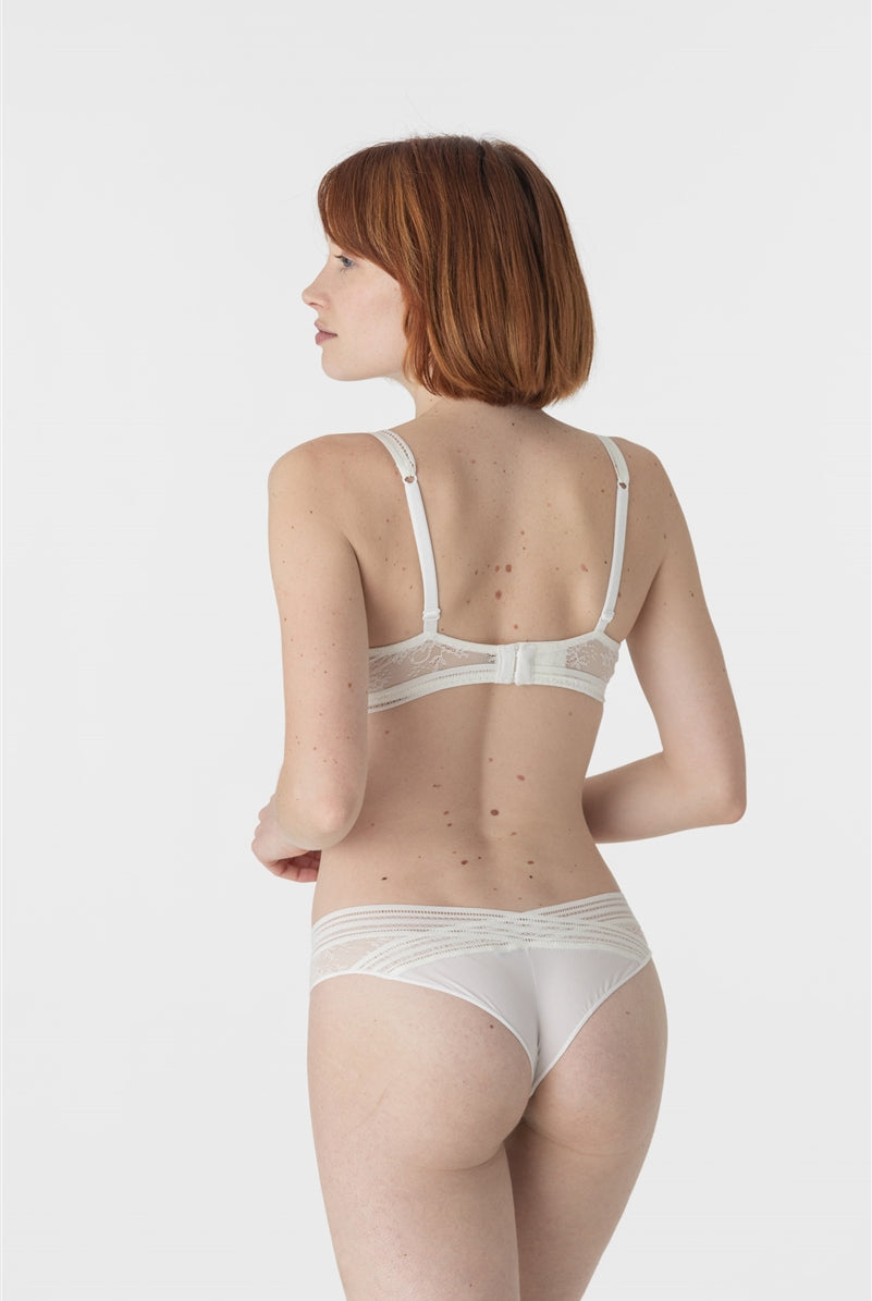 Tanga briefs made of lace; Comfortable and breathable lace at the front;
Soft mesh back, opalescent and second skin effect
