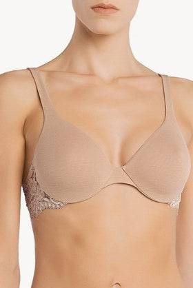 Nude soft cup bra crafted with underwiring, it offers good support and shaping of the bust.