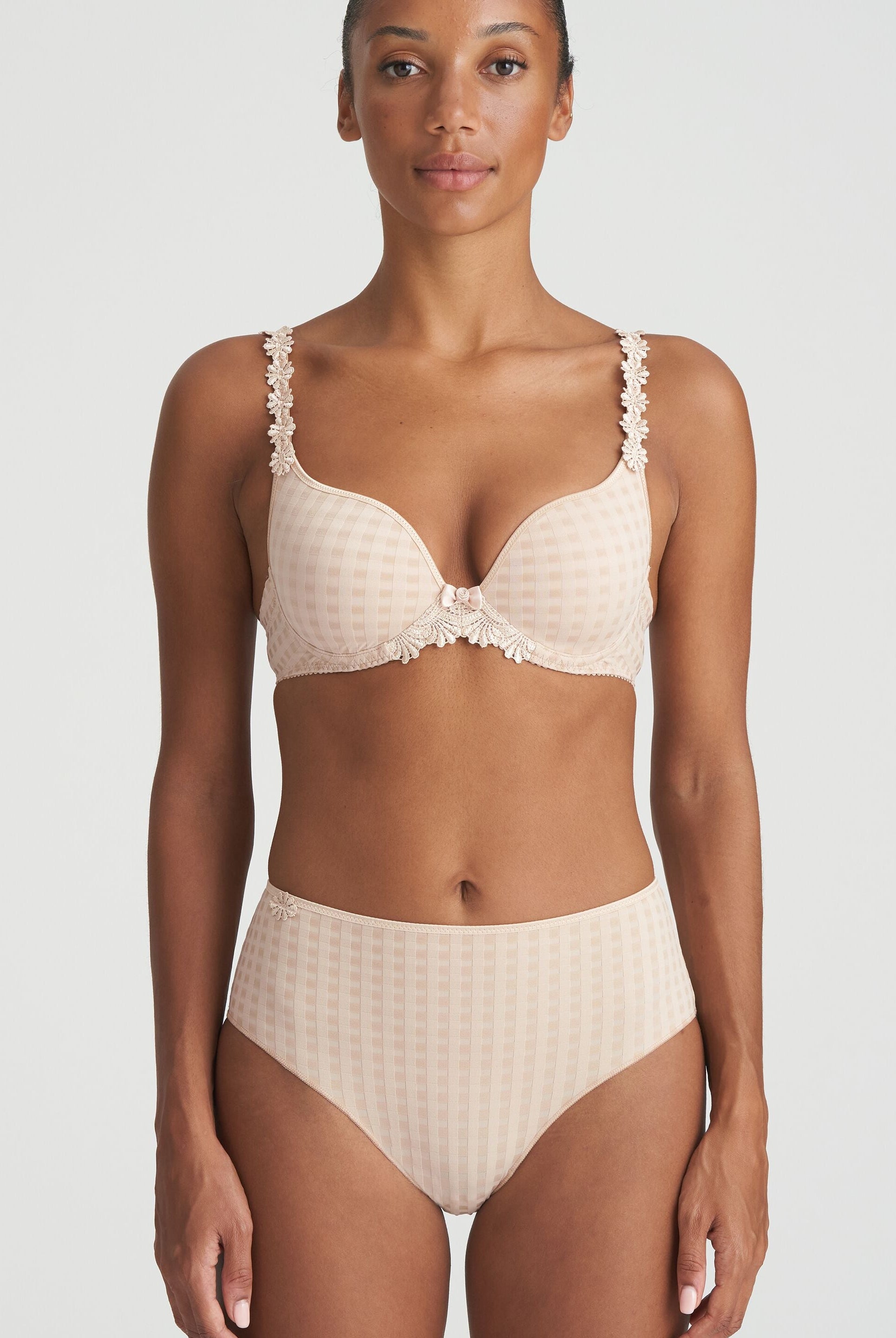 Neutral high-waisted briefs in checkered fabric and finished with a floral detail with matching bra