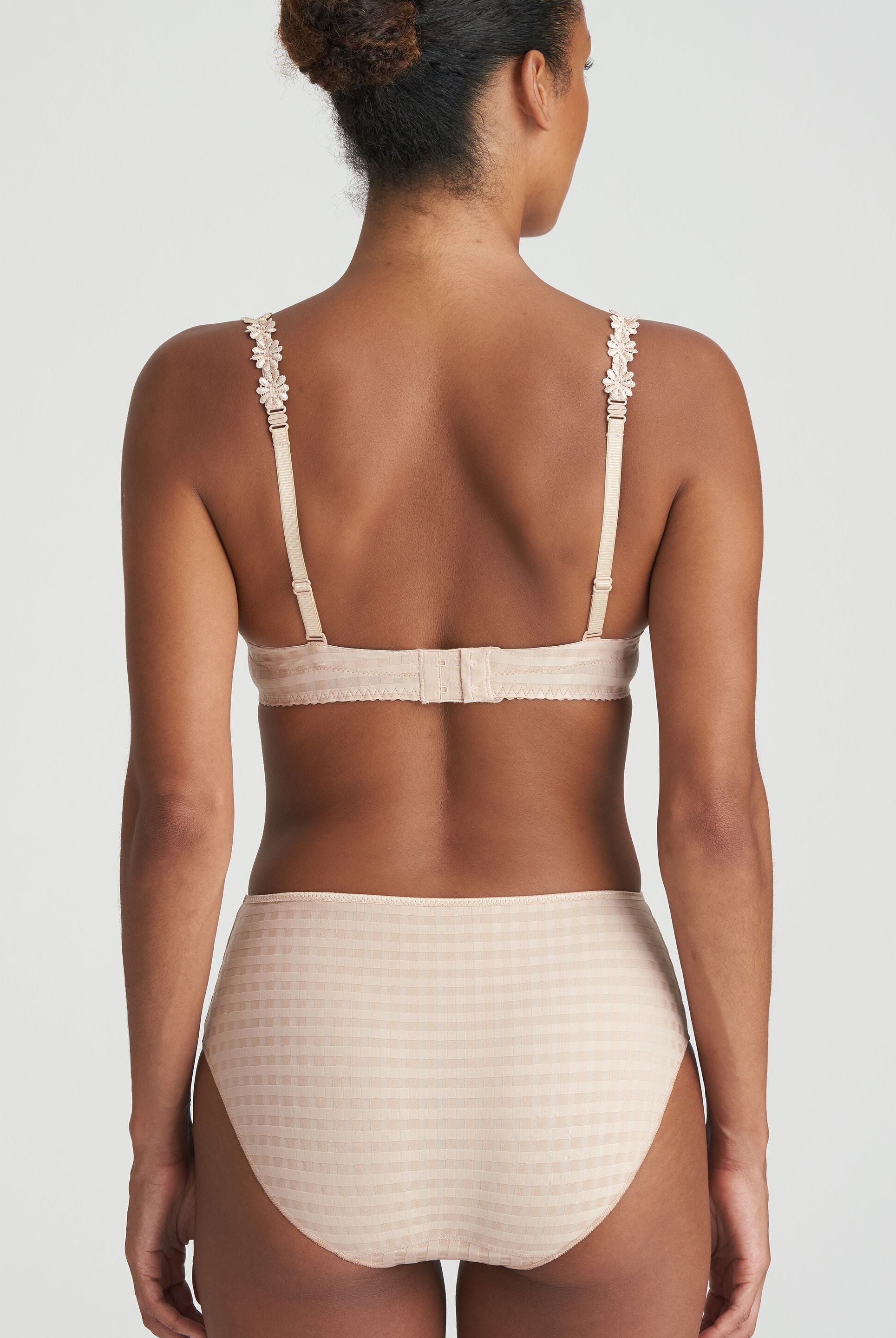 Neutral high-waisted briefs in checkered fabric and finished with a floral detail with matching bra