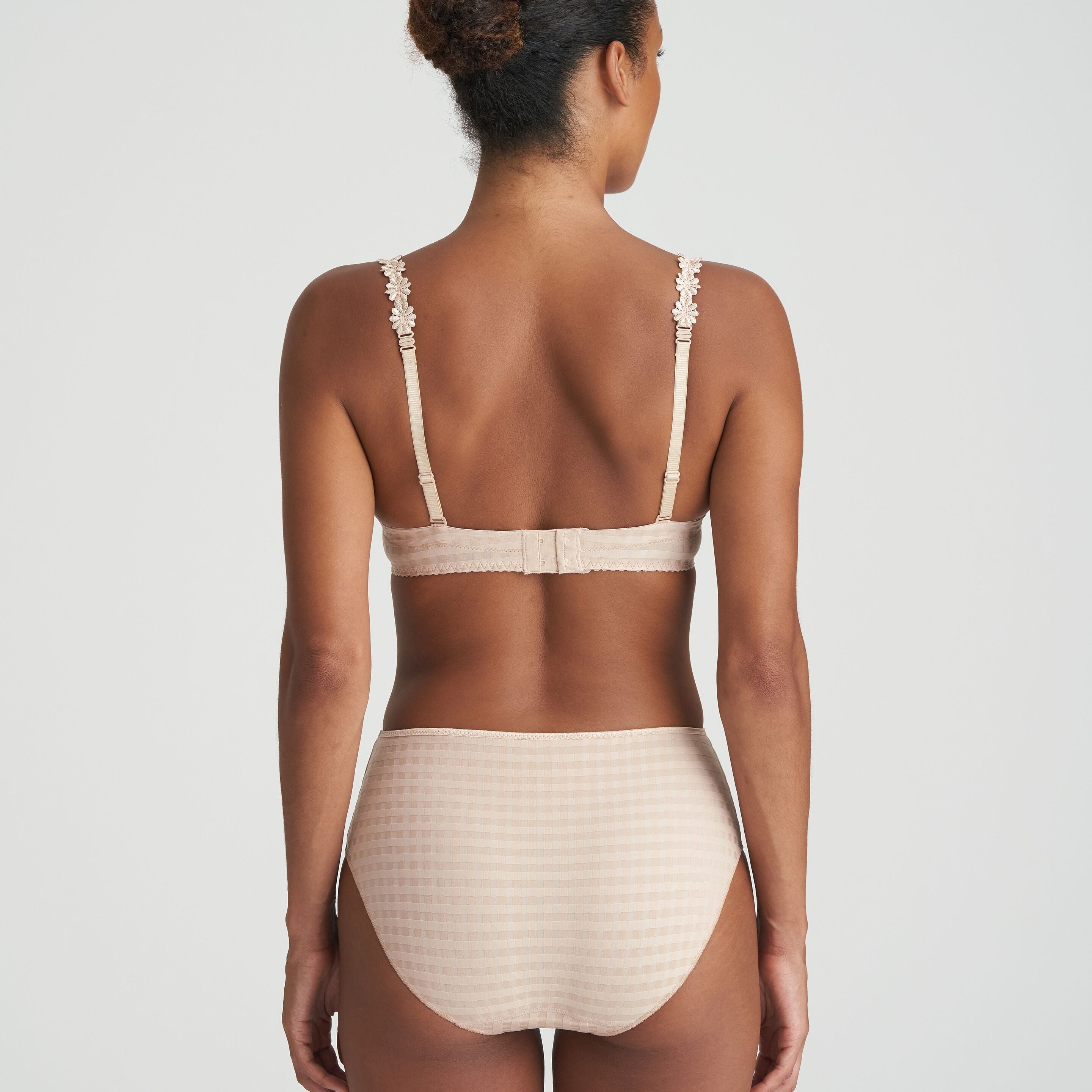 Neutral high-waisted briefs in checkered fabric and finished with a floral detail with matching bra