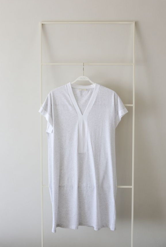 Cotton nightdress with cap sleeves and mid length in a grey chine colour with white contrasts