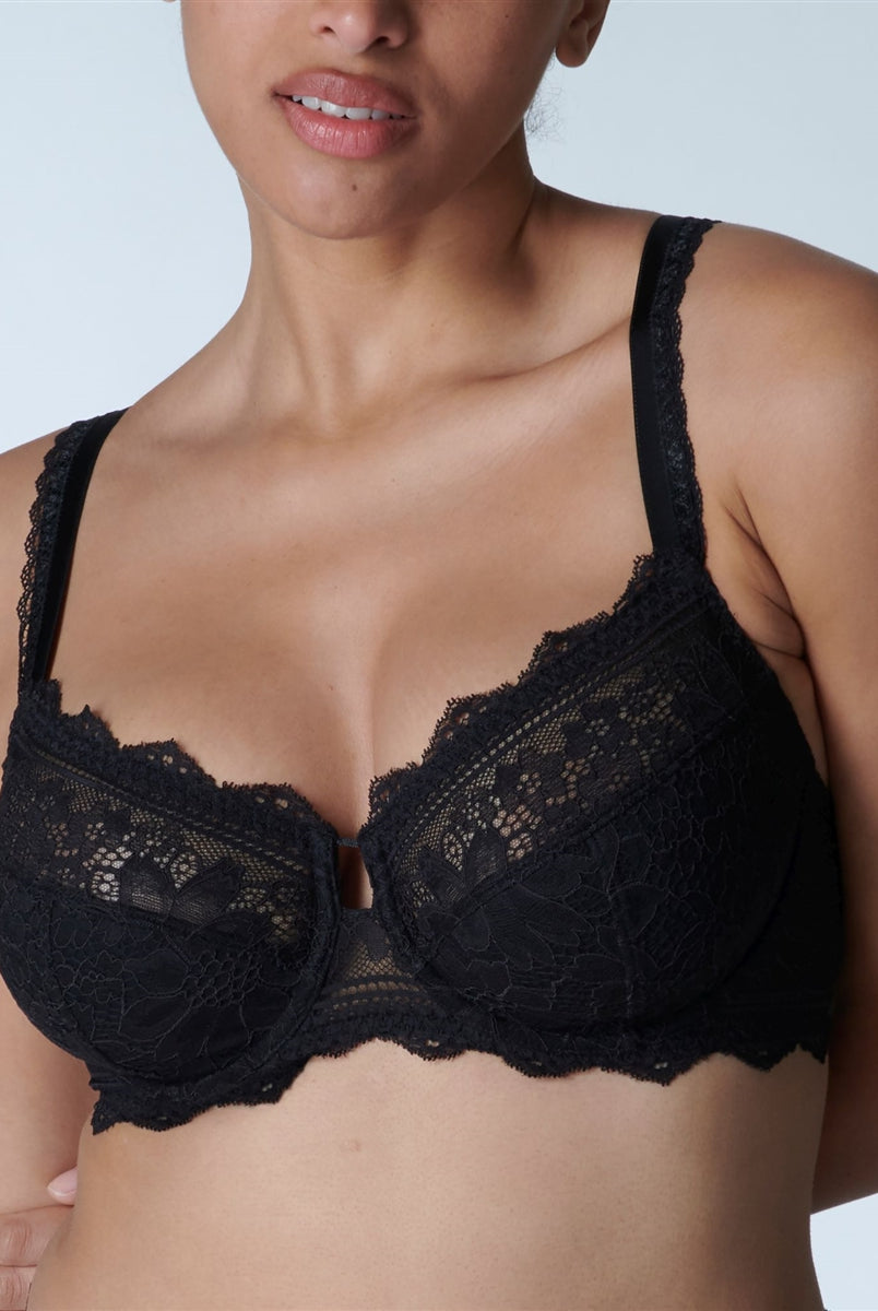 The Simone Perele Black Freesia Full Cup Support Bra offers extra support and ultimate control.
