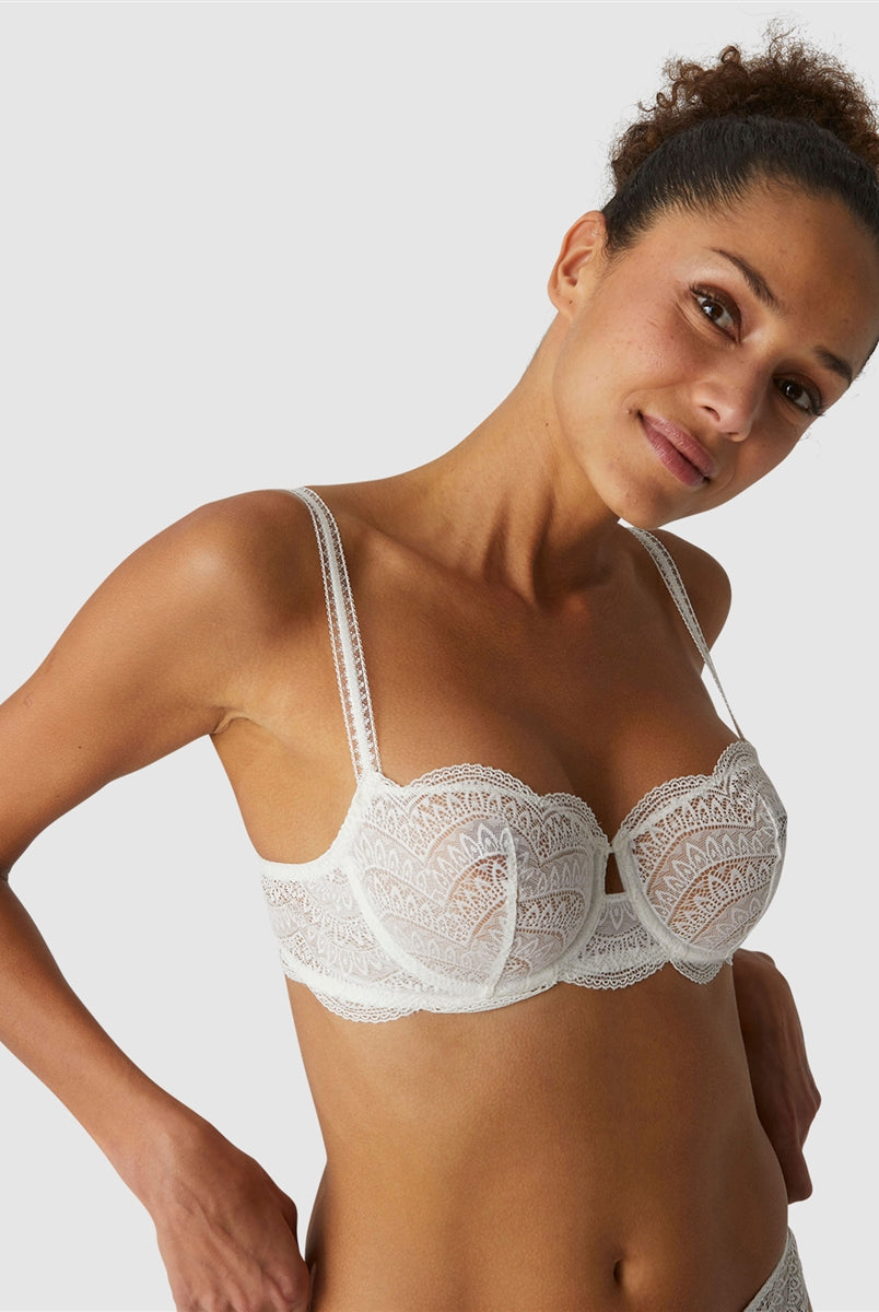 The Ivory Karma Half Cup Bra features underwire to support the bust and the delicate scalloped lace gives a timeless elegance