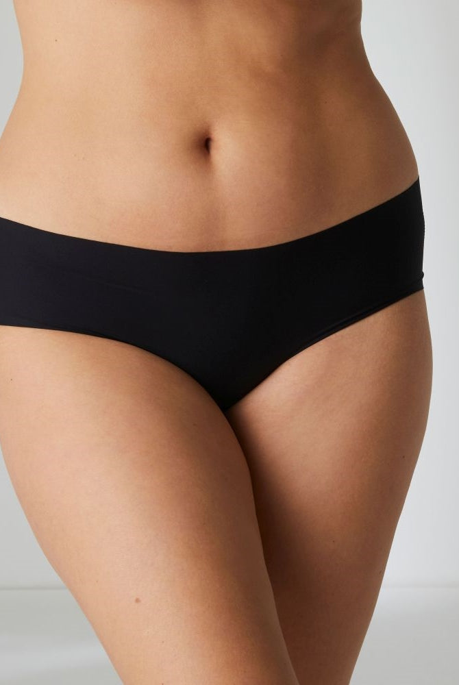Black everyday shorty providing comfort and a smooth and seamless finish.