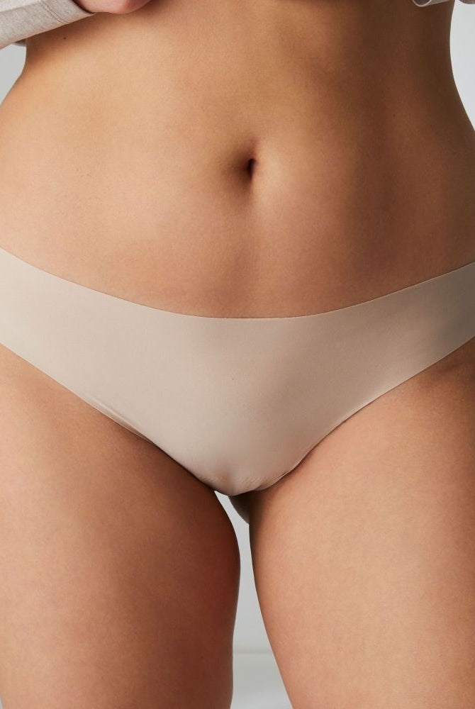 The nude Uniq Thong provides a smooth and seamless finish perfect for everyday wear.