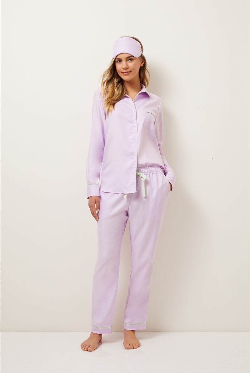 The Jacaranda Horizons Pyjama Set in a gorgeous lilac colour blends classic tailoring with fresh detailing.