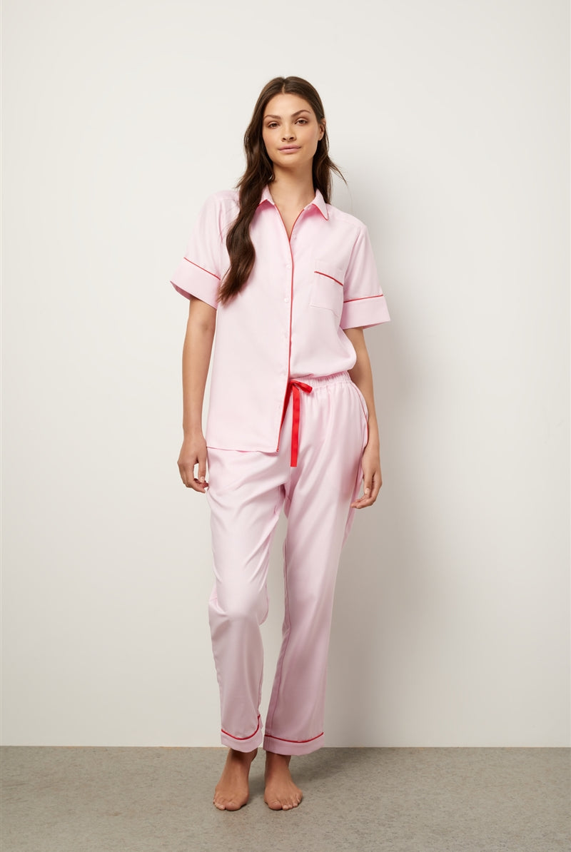 The pink short sleeve and long pant Scarlett PJ Set features a smart shape and relaxed fit. Ideal for slow weekends spent relaxing at home or the ultimate travel companion.