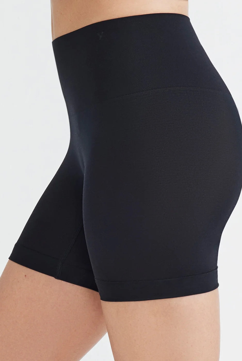 Yummie Ultralight Seamless Shaping Short - Black - La Donna