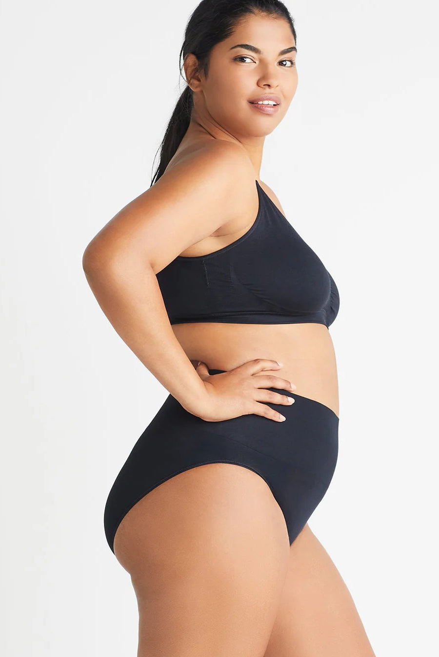 Yummie V-Neck Bralette with Removable Pads - Black - La Donna