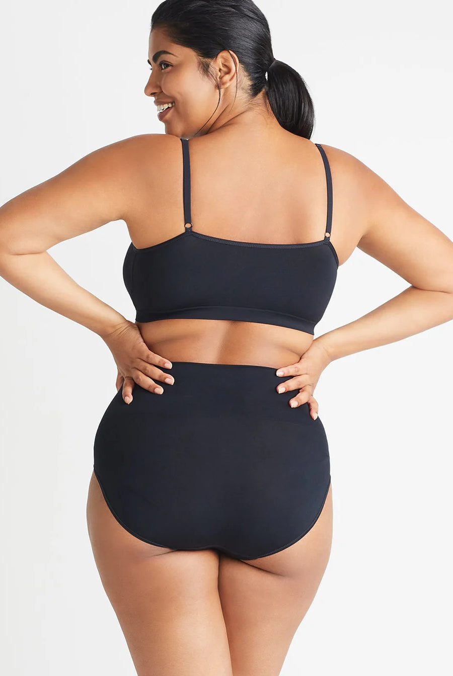 Yummie V-Neck Bralette with Removable Pads - Black - La Donna