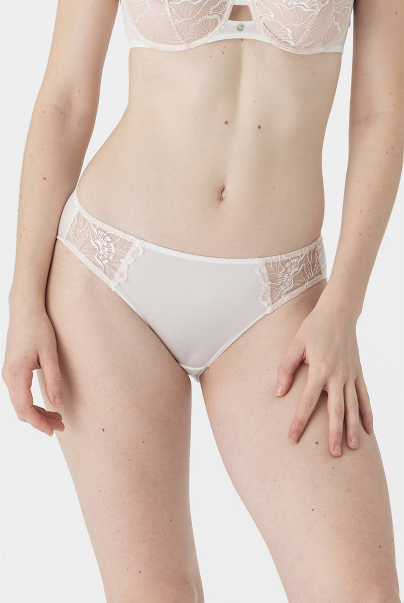 Ivory bikini briefs with back and front in opaque mesh and sides in floral embroidery.