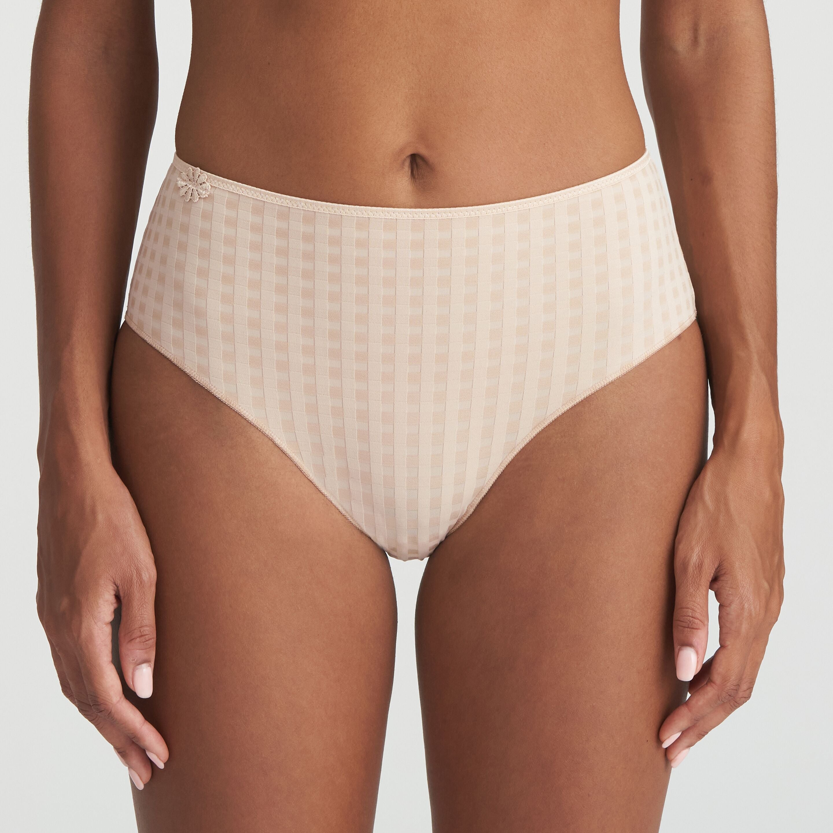 Neutral high-waisted briefs in checkered fabric and finished with a floral detail