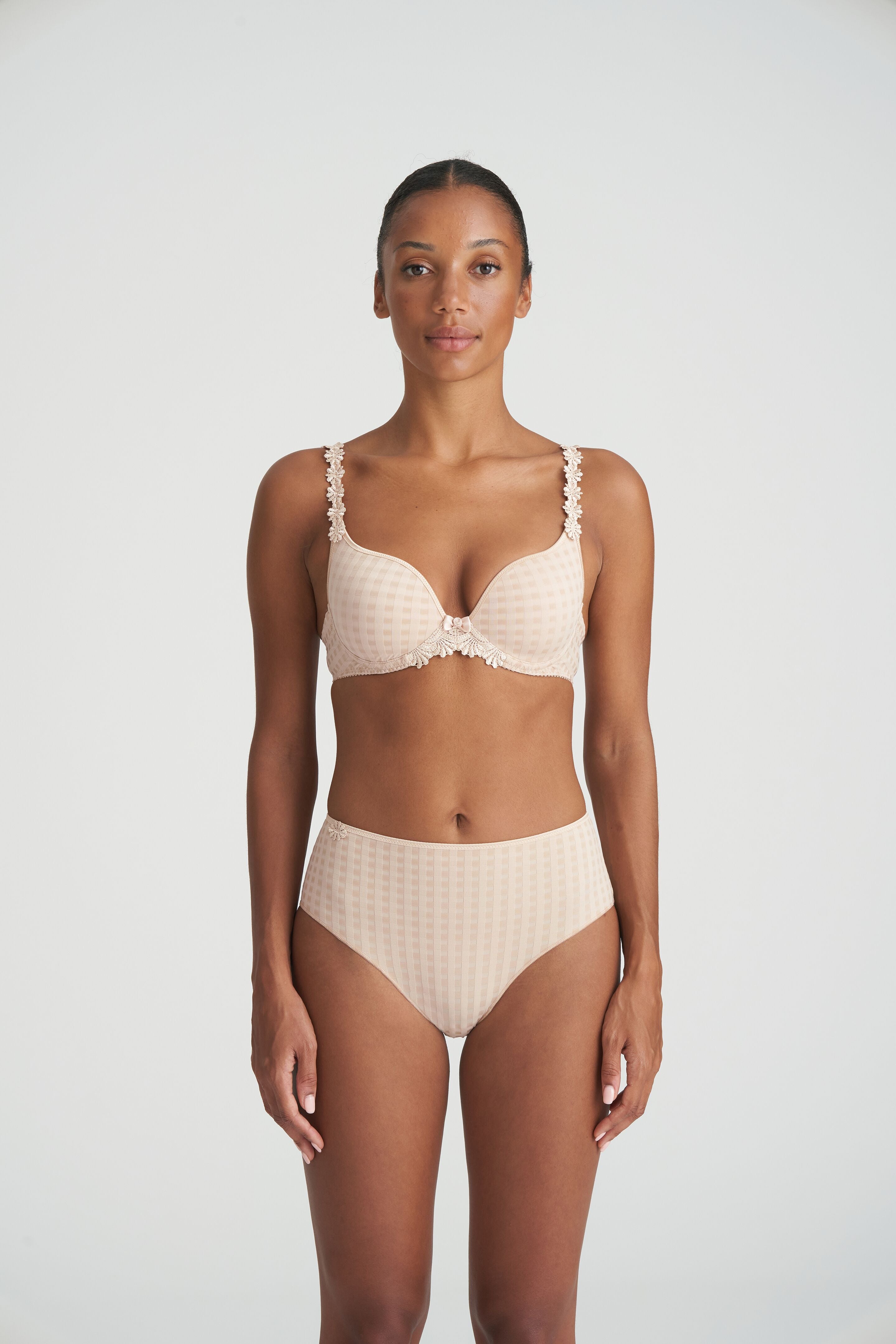 Neutral high-waisted briefs in checkered fabric and finished with a floral detail with matching bra