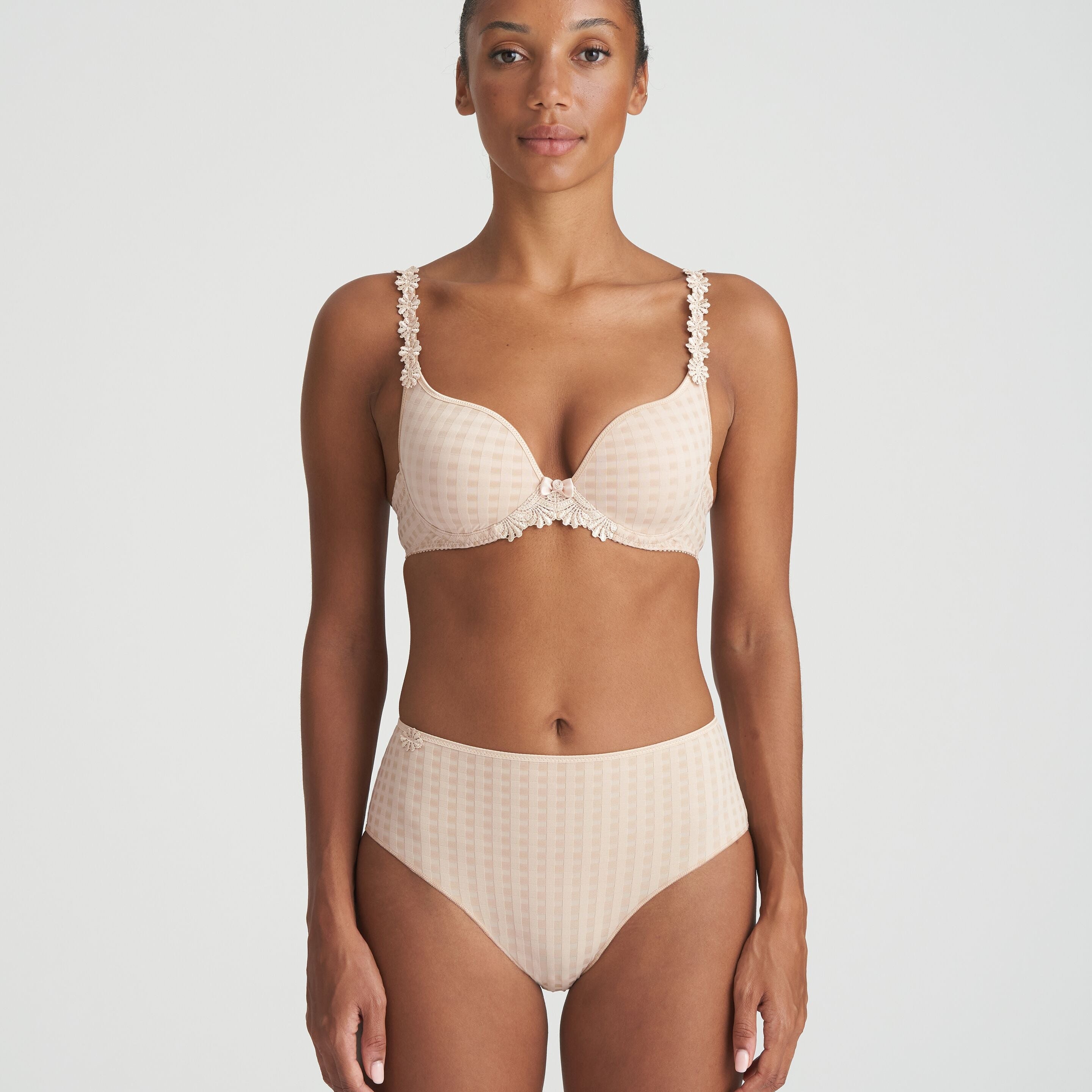 Neutral high-waisted briefs in checkered fabric and finished with a floral detail with matching bra