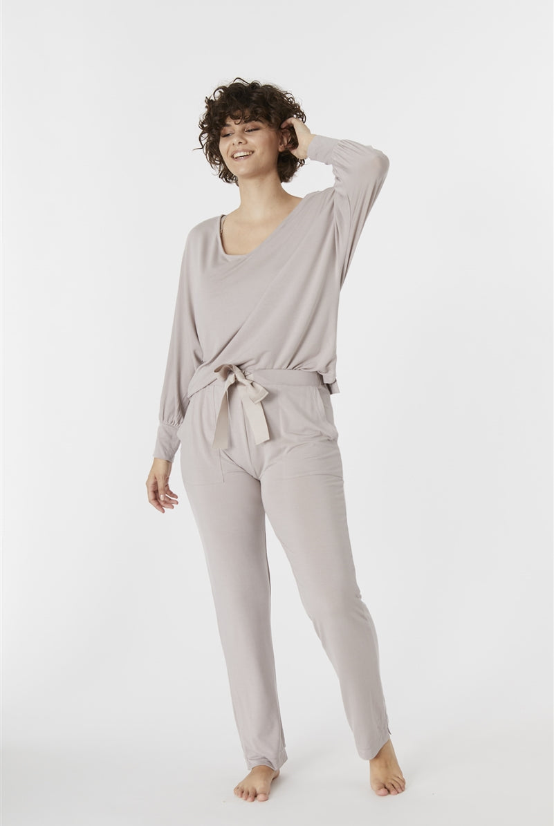 Softness and femininity come together in this all-modal lounge set featuring sweatshirt and trousers designed for absolute comfort.