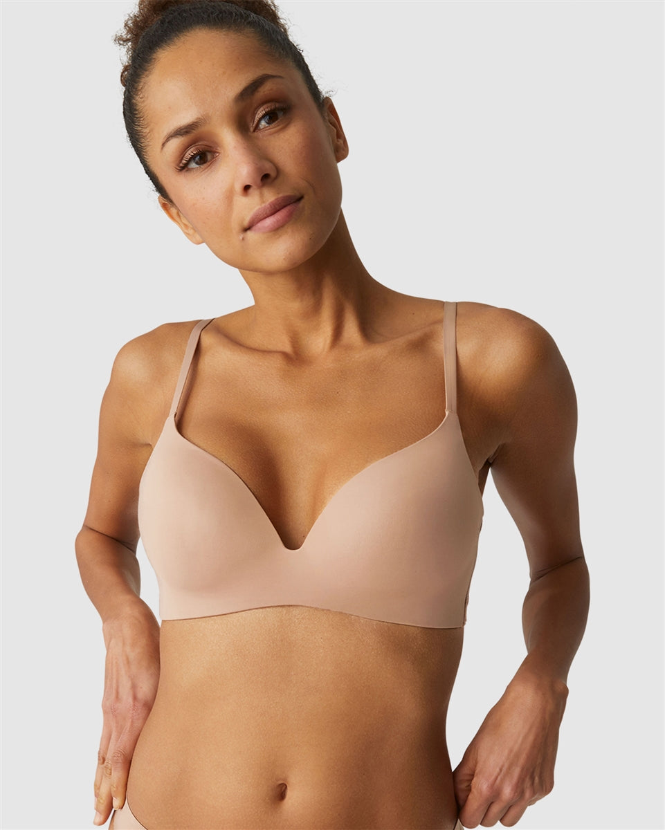 Black non-underwire padded bra. Smooth shape without seams, invisible under clothing.