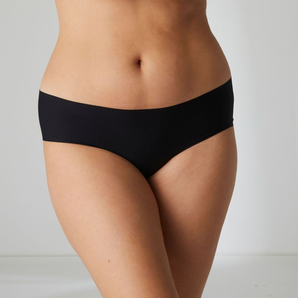 Black everyday shorty providing comfort and a smooth and seamless finish.