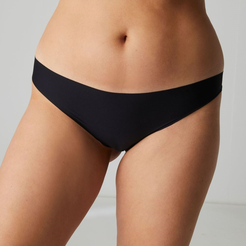 The black Uniq Thong provides a smooth and seamless finish perfect for everyday wear.