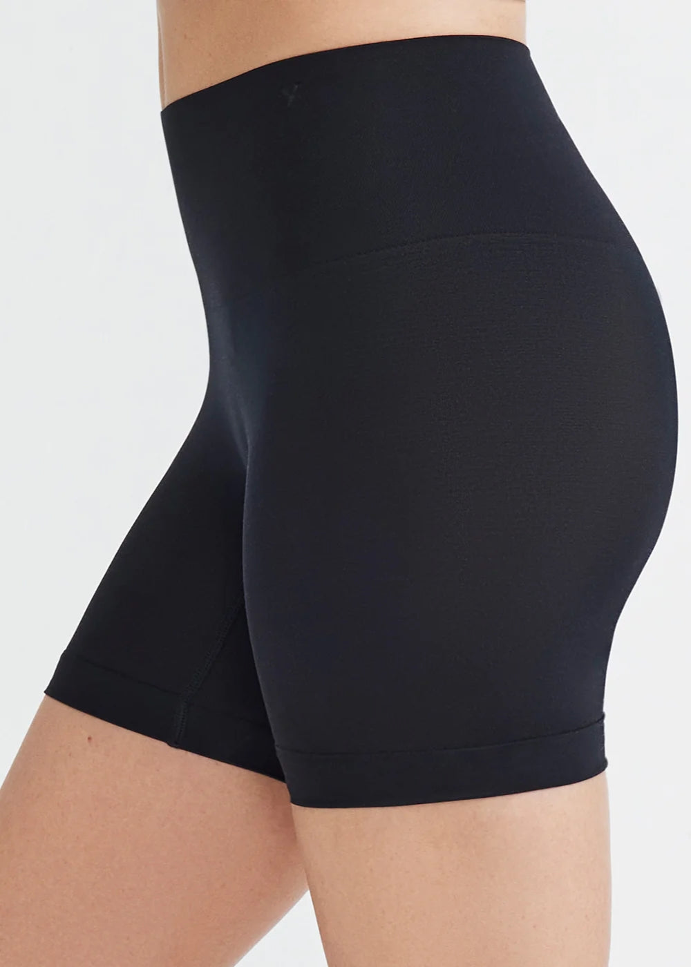 Yummie Ultralight Seamless Shaping Short - Black - La Donna