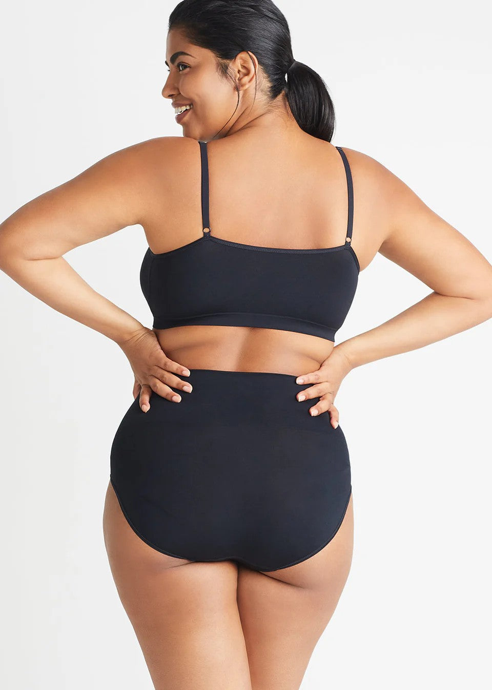 Yummie V-Neck Bralette with Removable Pads - Black - La Donna